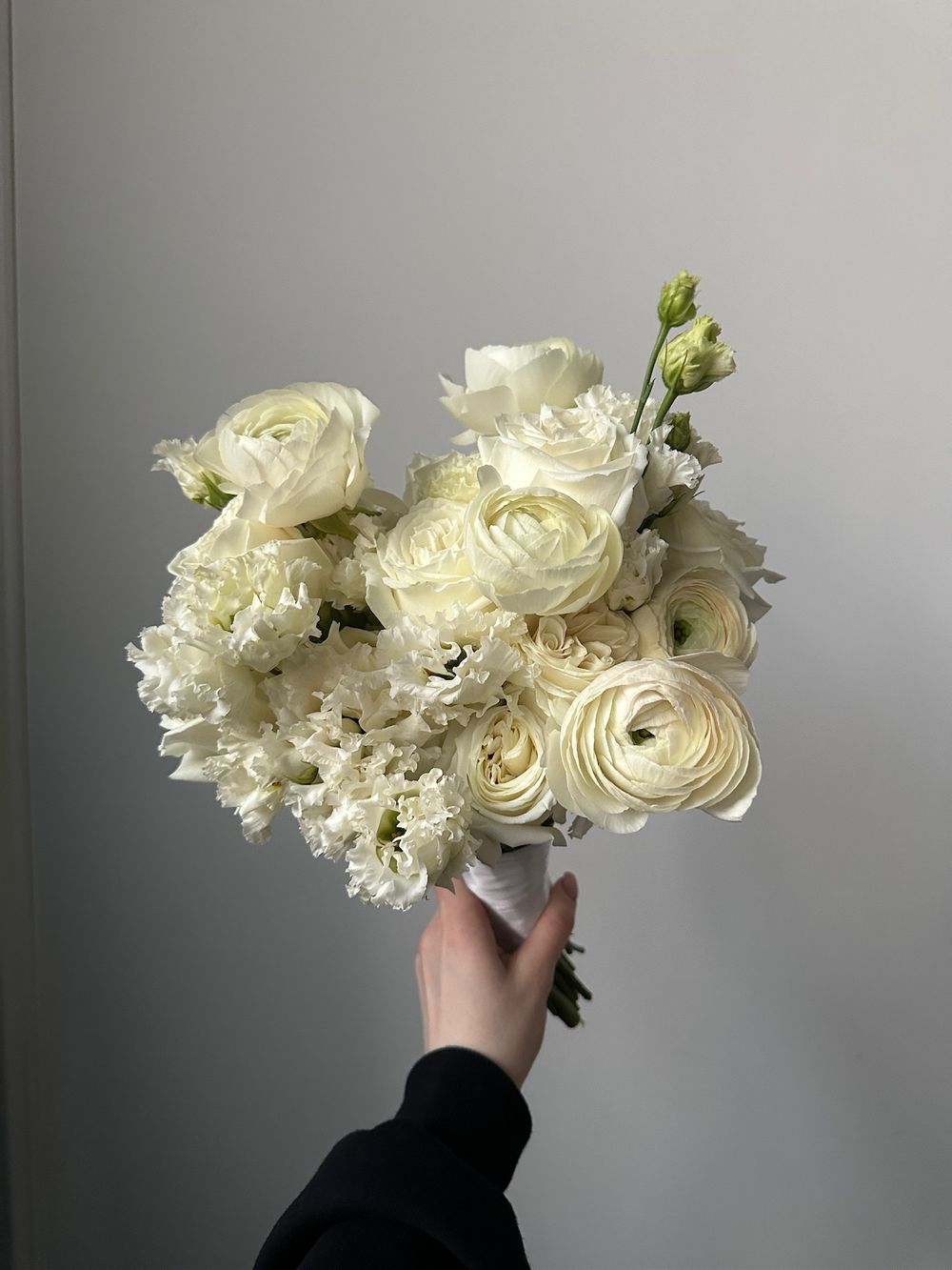 Свадебный букет из ранункулюсов, лизиантуса и одноголовых роз