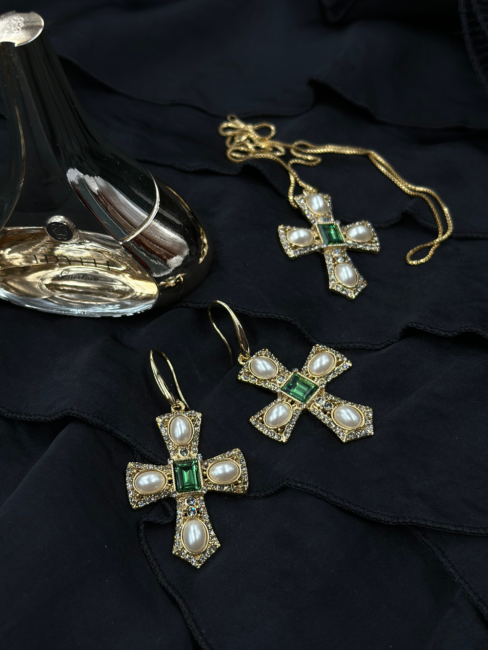 Серьги кресты с жемчугом, цирконами и зеленым кристаллом, оттенок золото. Замки пусеты.