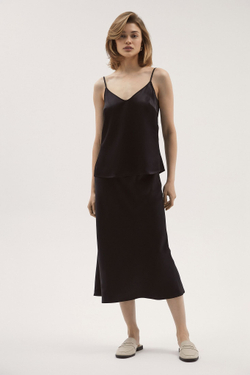 Шелковая юбка, юбка миди, женская юбка, легкая юбка, струящаяся юбка, стильная юбка, юбка для дома, комфортная юбка, юбка на лето, юбка для отдыха, модная юбка, юбка из шелка, юбка для выхода, юбка на каждый день, элегантная юбка, юбка на резинке, свободная юбка, длинная юбка, юбка для особых случаев, юбка для свидания, домашняя юбка, струящаяся юбка, актуальная юбка, чёрная юбка, домашняя чёрная юбка, чёрная юбка миди, чёрная шелковая юбка.