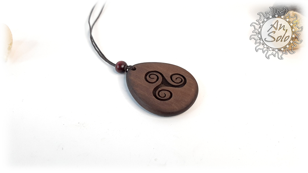 Оберег-капля "Трискель" из кедра