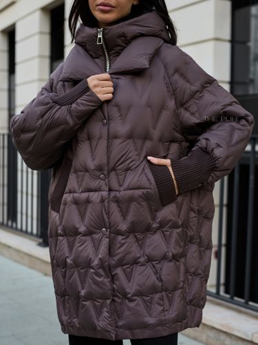 Шоколадный удлиненный пуховик с манишкой-капюшоном