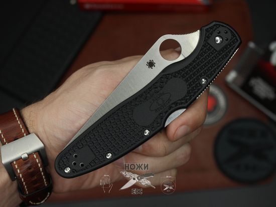 Складной нож Spyderco Police 4 C07PBK4 c клинком из стали VG-10, рукоять FRN