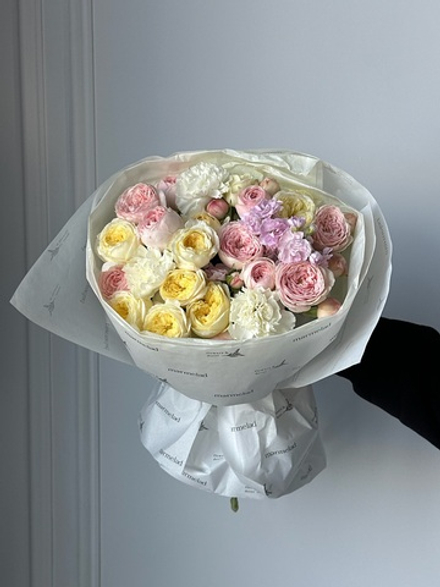 Букет сборный из кустовых пионовидных роз, диантусов и маттиолы