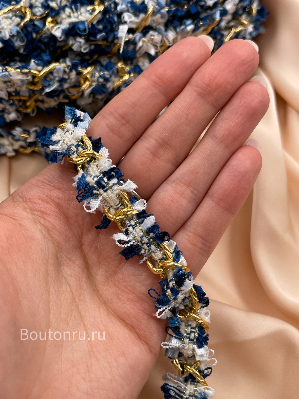 Тесьма золотая цепь с бело-синим твидом
