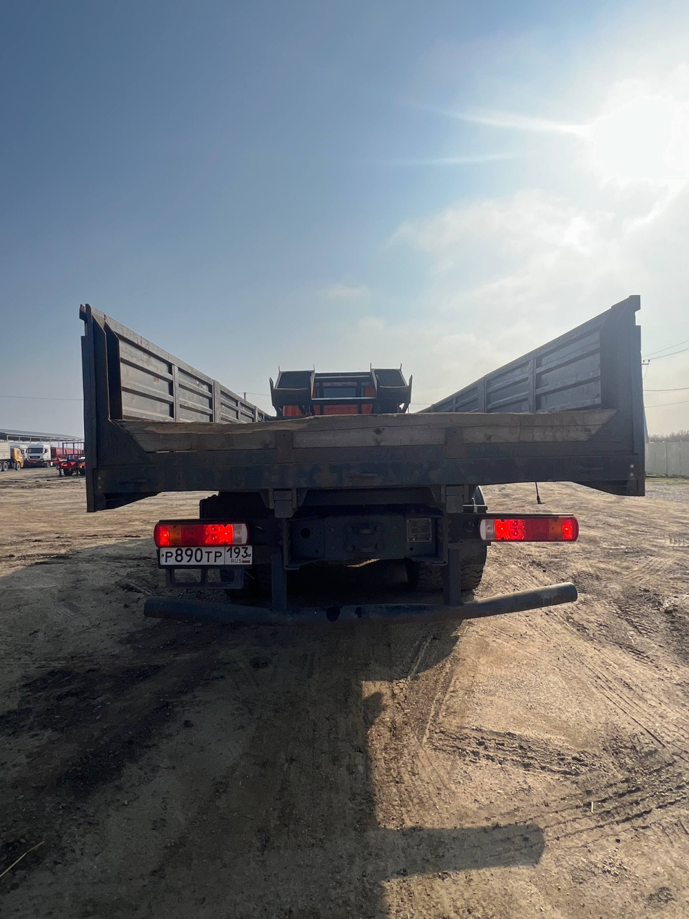 КАРВИНГ 3370* на шасси HONGYAN CQ3346 6x4 Бортовой с КМУ 3370AE (Дизельный, 8,7 л, 388 л.с., МТ)