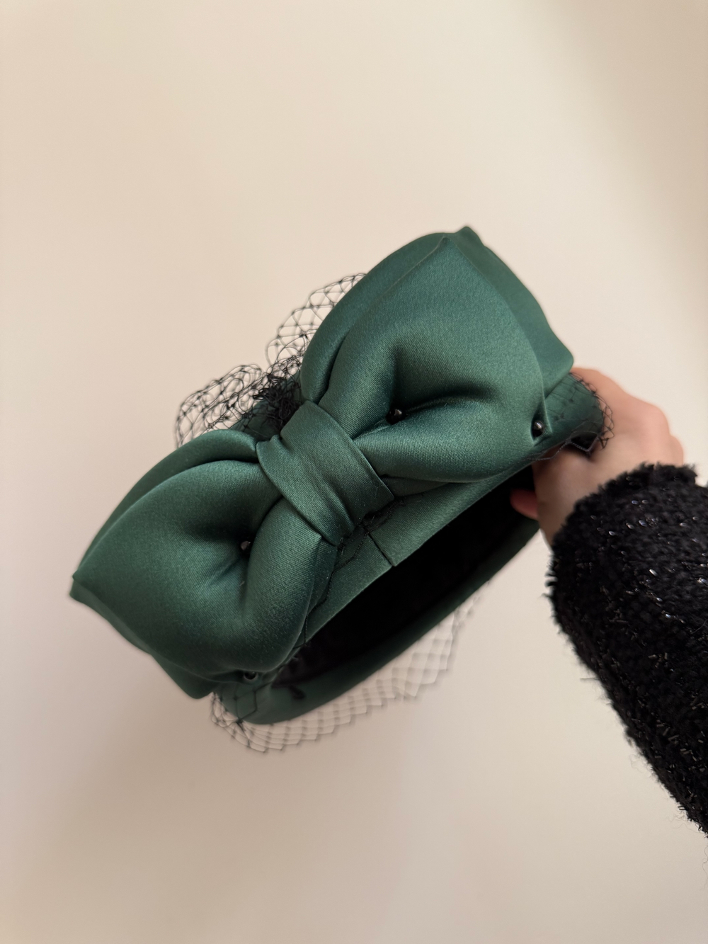 Таблетка атласная с бантом и вуалью