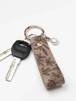 Брелок "Рукодельница" белый