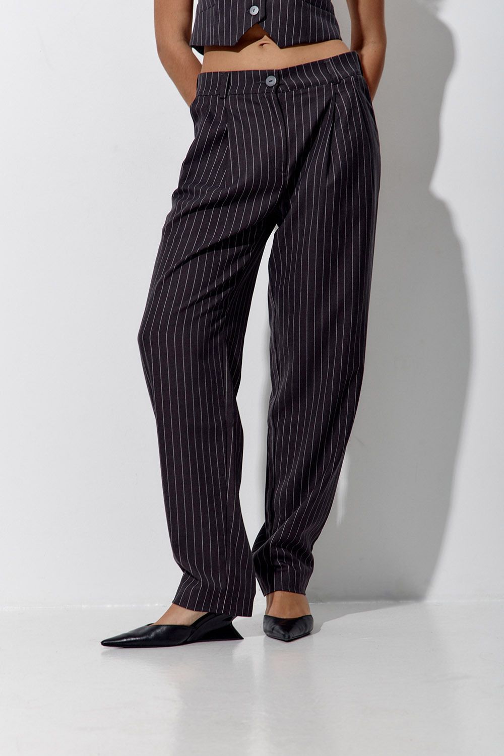 Брюки бананы в полоску темно-серого цвета