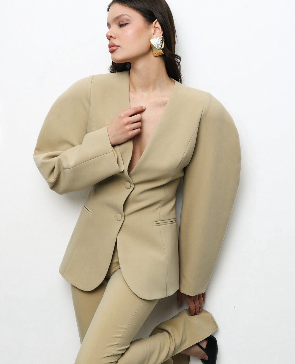 Пиджак с объемными рукавами олива