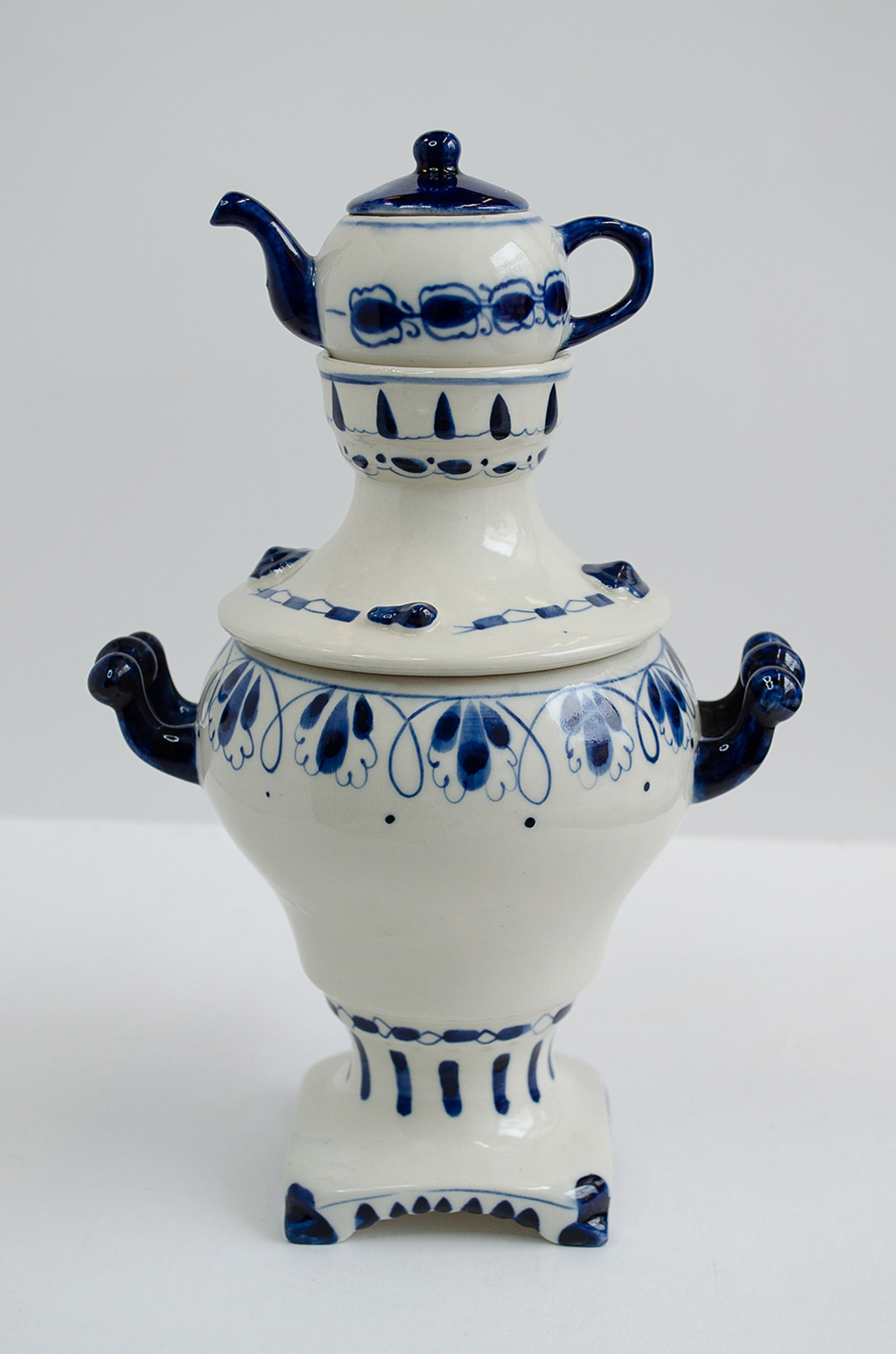 Самовар с чайником. Фарфоровая декоративная статуэтка. СССР. Объединение Гжель.1972-1985 гг.