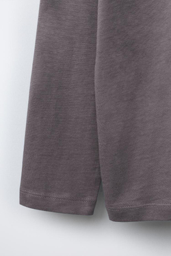 ZARA БАЗОВАЯ ФУТБОЛКА, ТЕМНАЯ МАЛЬВА