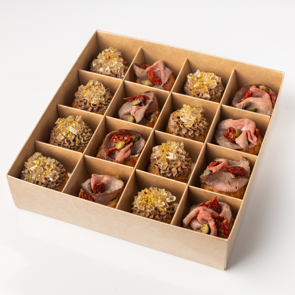 Бокс профитролей с ростбифом и паштетом из печени цыпленка