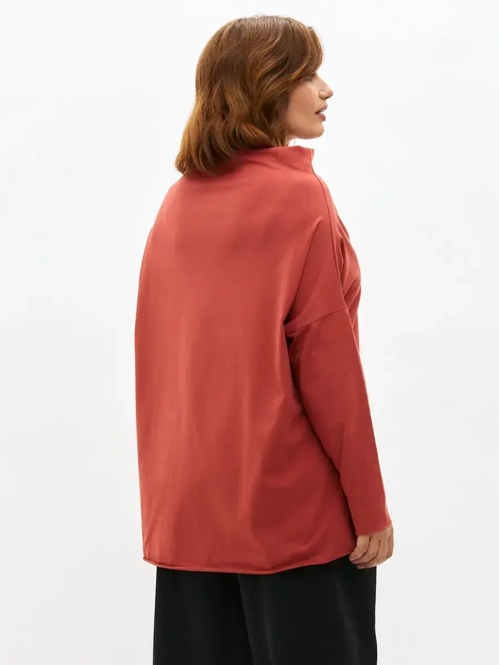 Лонгслив оверсайз с вырезом лодочка