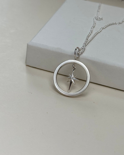 подвеска компас с индивидуальной гравировкой