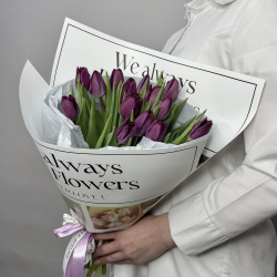 15 фиолетовых тюльпанов в стильной упаковке
