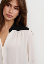 Блуза с черной планкой, молочная