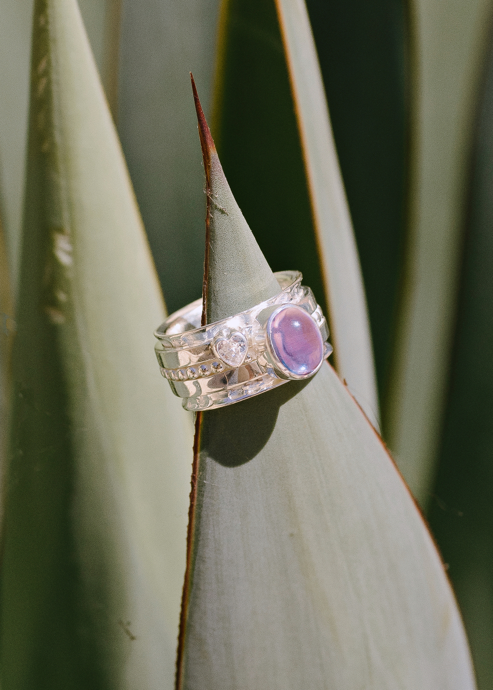 Кольцо «Мозаик» с овальным аметистом кабошон и сердечком белый циркон