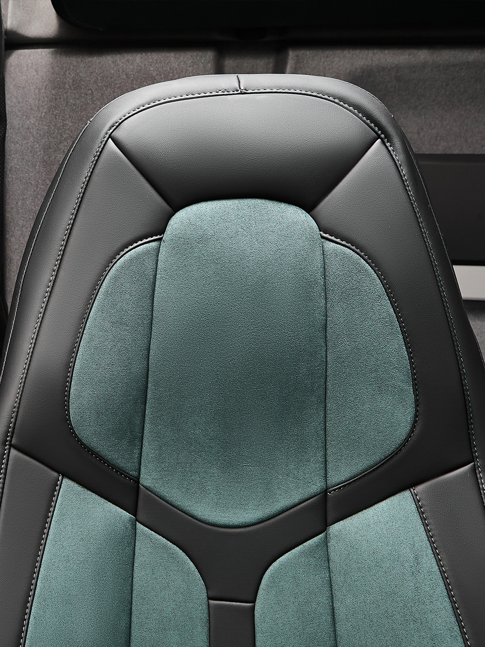 Чехлы Люкс VOLVO FH-13 после 2018 года: водитель от сиденья, пассажир от стойки кабины (один вырез под ремень) (экокожа, черный, зеленая вставка)