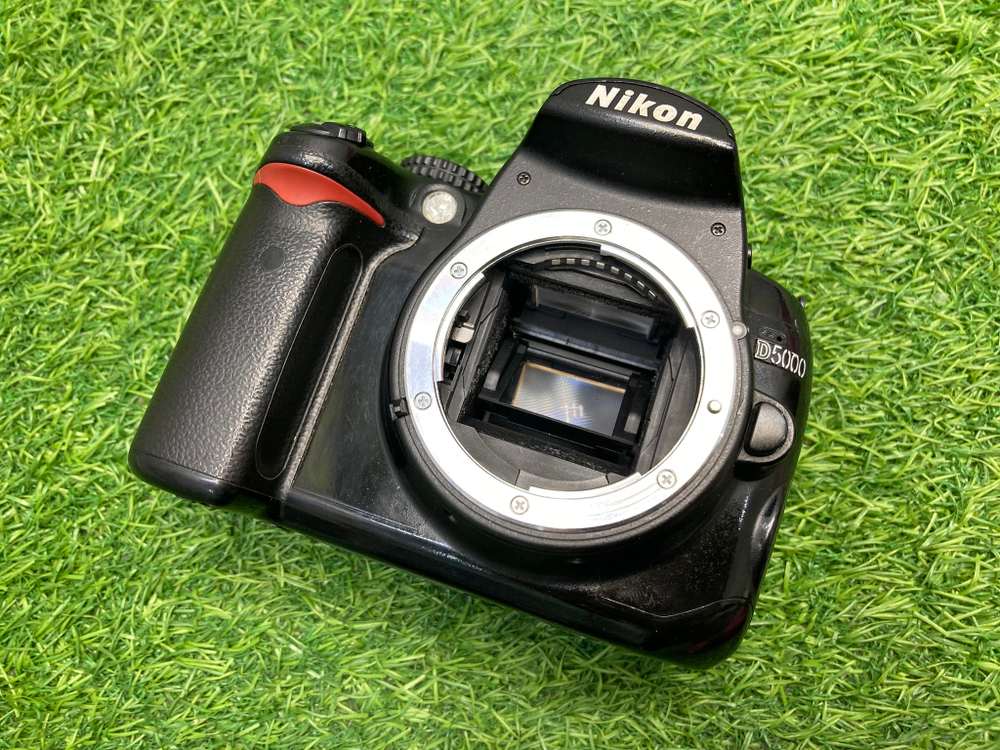 Nikon D5000 Kit 18-55mm 3.5-5.6G VR 81.000 кадров