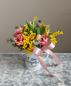 Композиция в керамической кружке с мимозой