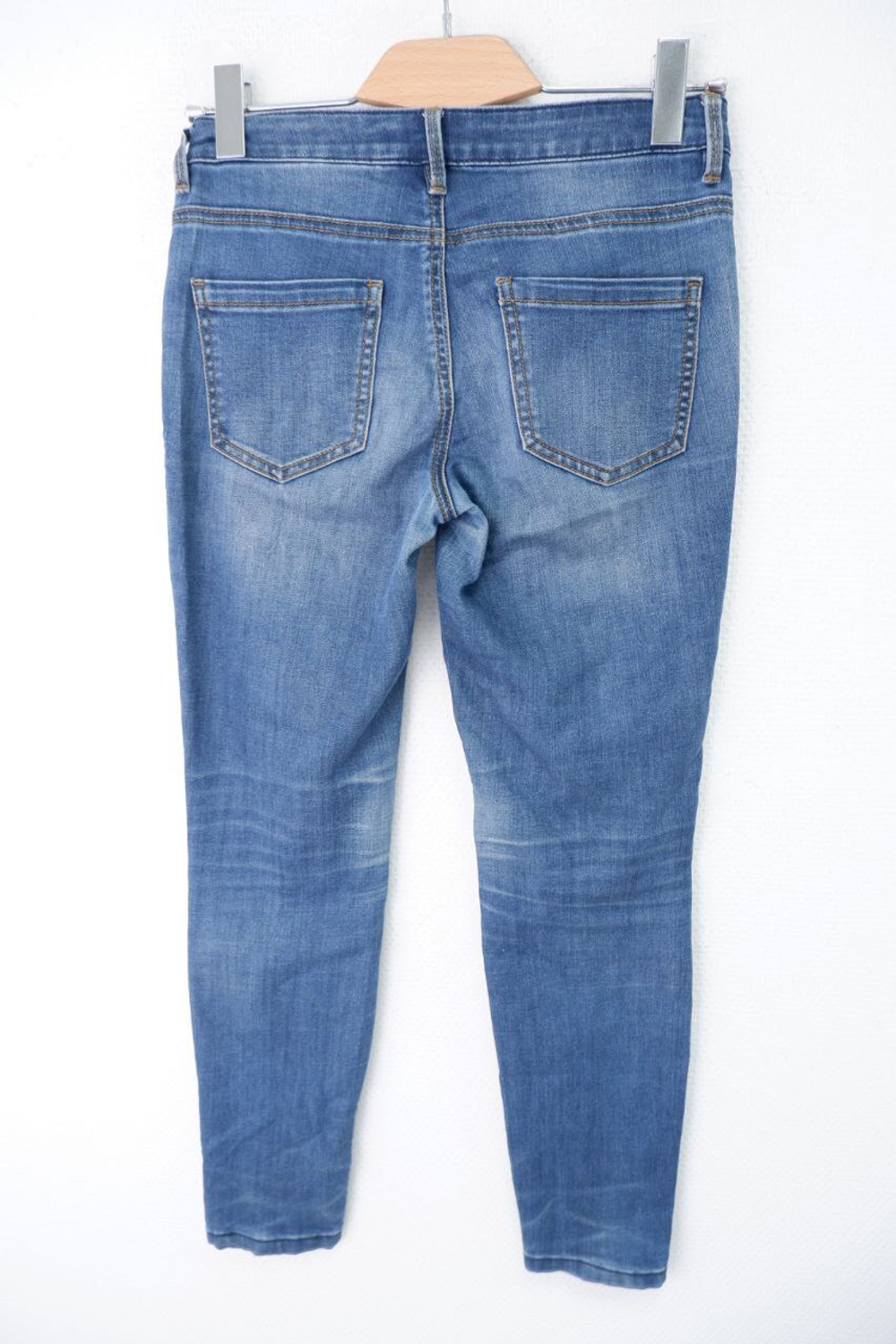 Джинсы  с потертостями 42 размер