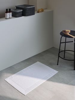 Коврик для ванной с фактурным бортиком белого цвета из коллекции Essential, 50х80 см