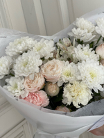 Букет раскидистой формы из хризантемы, кустовой пионовидной розы, диантусов и альстромерии
