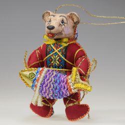 Ёлочная игрушка Медвежонок двухцветный с рыбой