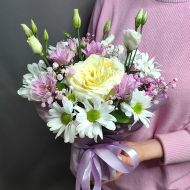 Композиция с пионовидной розой сорта "Candlelight"