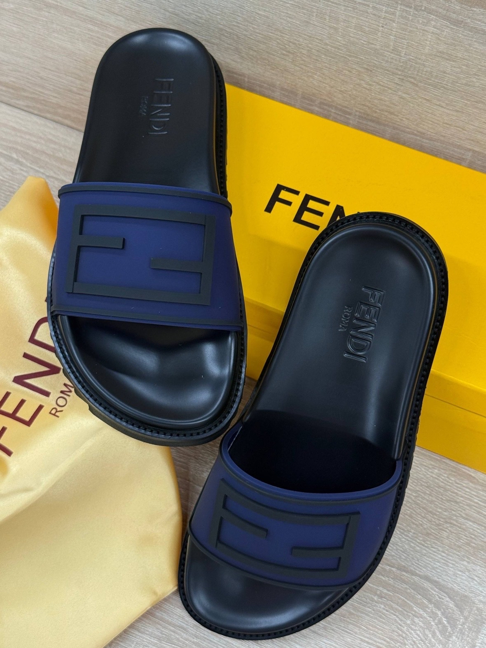 Шлепанцы/Тапочки Fendi