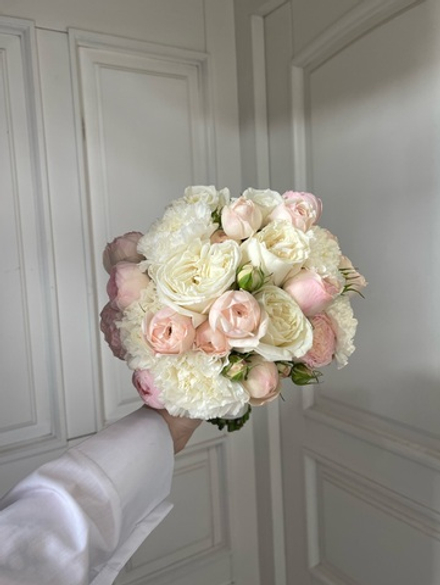 Свадебный букет из одноголовых роз, диантусов и кустовых пионовидных роз