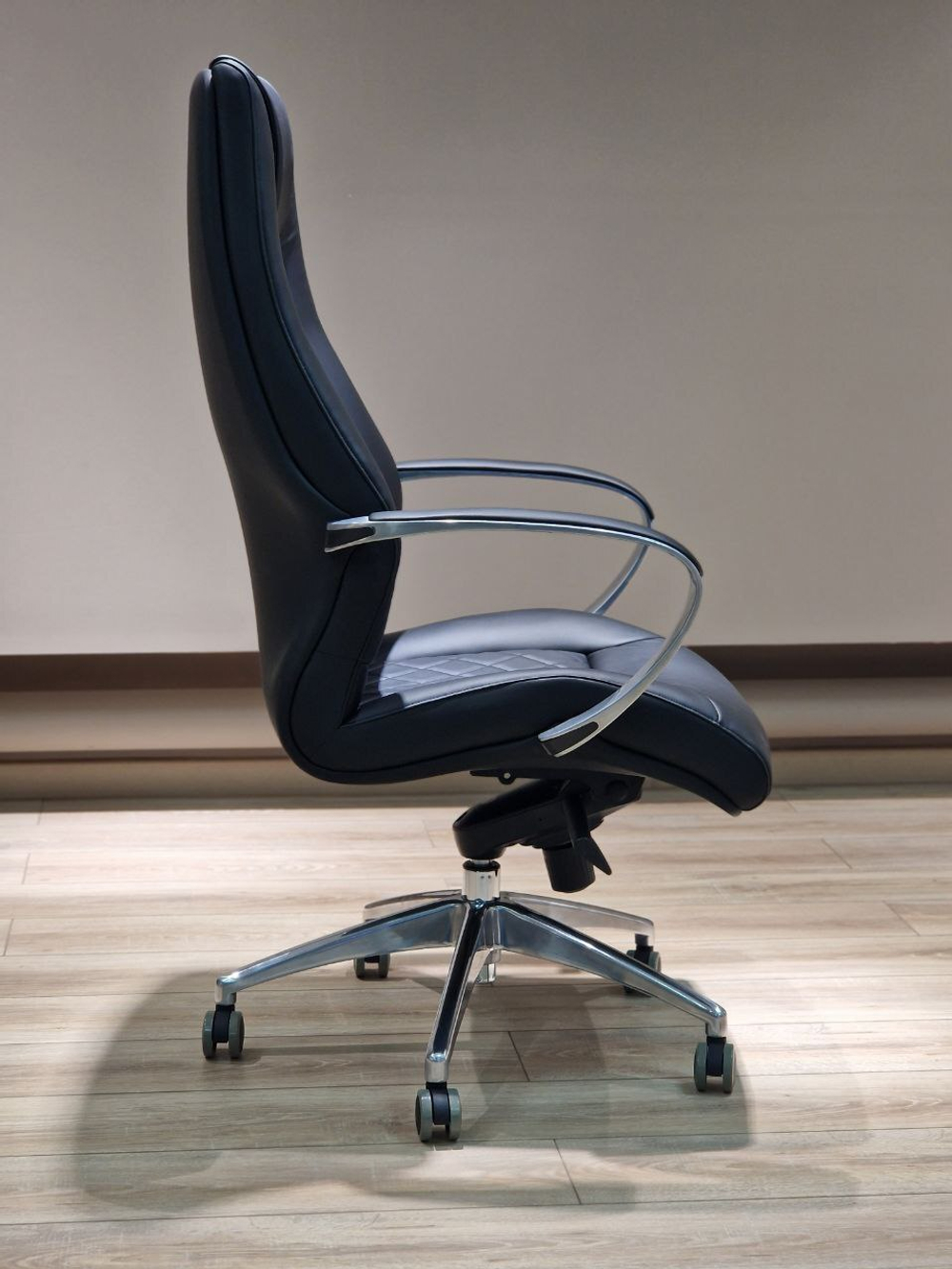 кресло офисное 2322 582045_Black color LEATHER