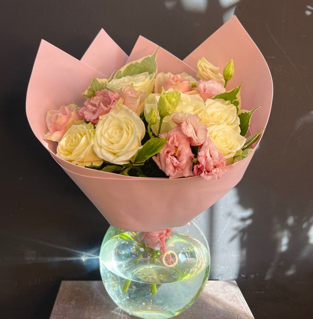 Букет из роз и эустомы в нежной упаковке