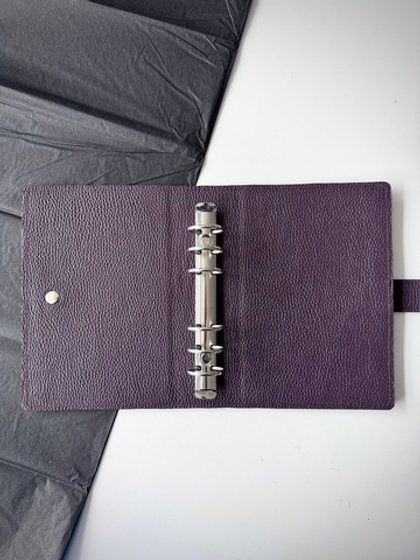 Обложка на кольцах В6+ без карманов на хлястике, флотер баклажан