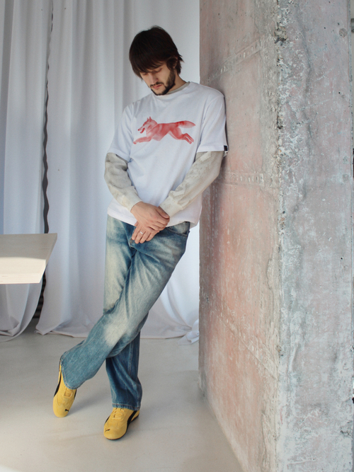 Практичный образ с яркими акцентами