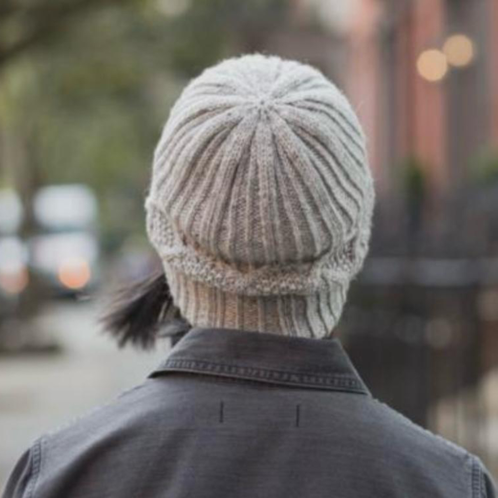 Описание по вязанию шапки спицами "Howell"