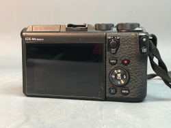 Canon EOS M6 Mark II 31.000 кадров, скол на экране
