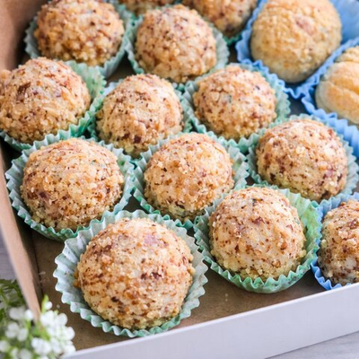 Сырные боллы с прошутто и грецким орехом