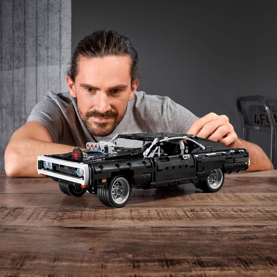 Lego konstruktor Technic Dom&#39;s Dodge Charger