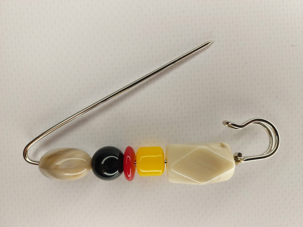 Булавка брошь  для кардигана, пальто, платков, костюмов, одежды. . Цвет жёлтокоричневый.