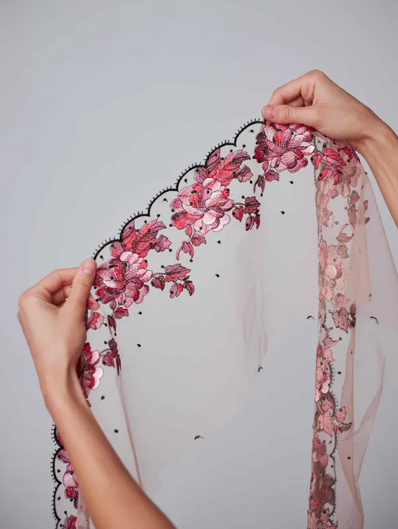 05-105 Вышивка на неэл. сетке 21 см, телесный/бордо (левая)