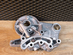 АНАЛОГ  Кронштейн распредвалов для двигатeлей 1.8 - 2.0 T Gen2  06J103144A