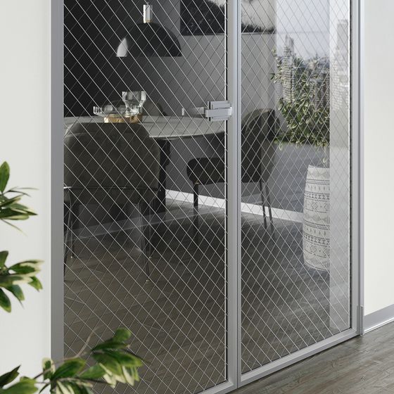 Модель 1AV в двустворчатом исполнении профиль серебро стекло ромб серебро в коробке INVISIBLE SLIM в интерьере