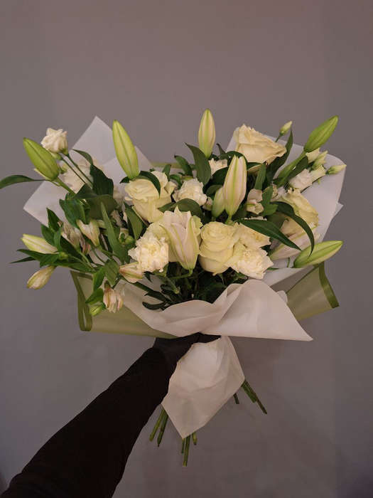 Букет в белых тонах с лилией