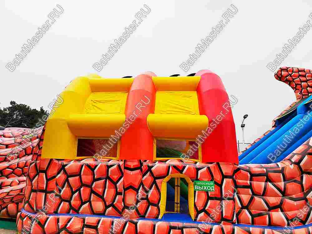 Коммерческий надувной батут "Драконье логово", 16*7*8 м с крышей