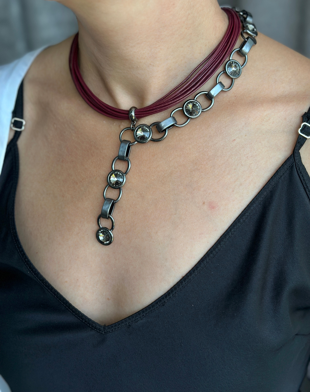 Колье ассиметричное из темно-бардовой натуральной кожи с кристаллами в оттенке графит. Регулировка длины.