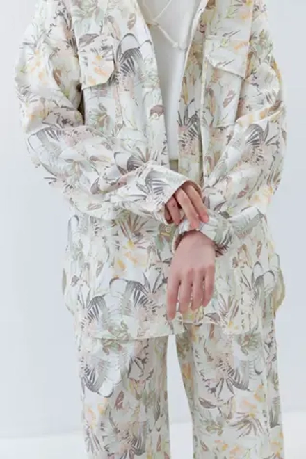 Объемная мужская рубашка с тропическими цветами