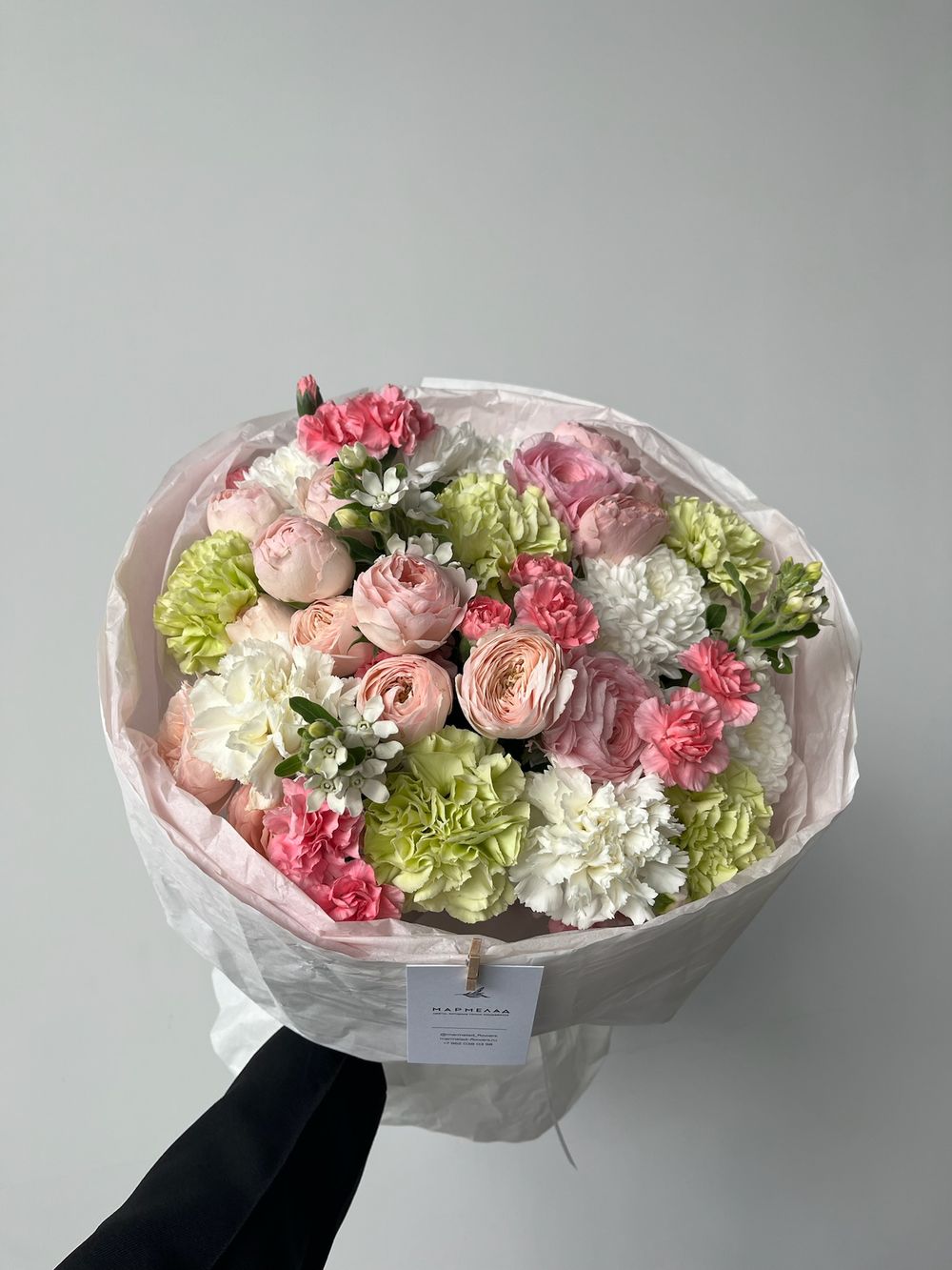 Букет из хризантемы, диантусов, оксипеталума, ранункулюсов и кустовых пионовидных роз