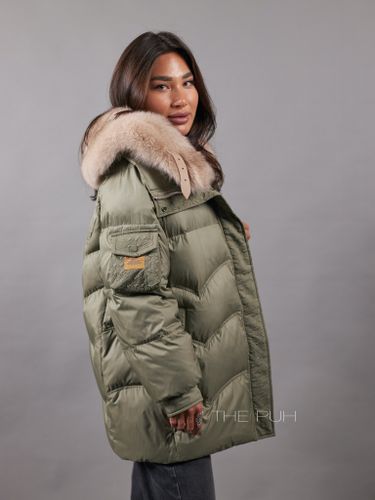 Пуховик женский цвета хаки с меховым воротником