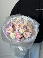 Букет сборный из кустовых пионовидных роз, диантусов и гортензии